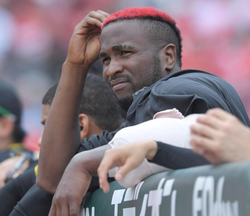 　７回攻撃中、髪の毛を触る阪神・ガルシア＝マツダスタジアム（撮影・北村雅宏）