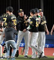ロッテに勝利し原口とタッチを交わす矢野監督