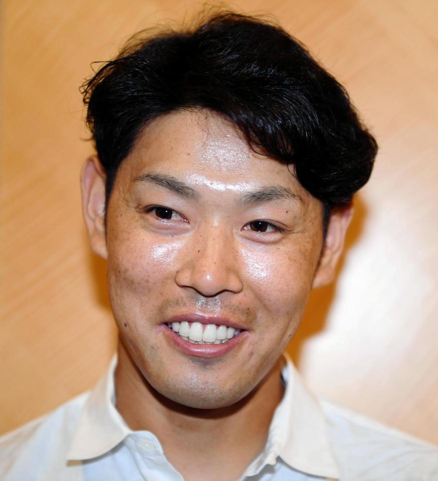 　会見で笑みをこぼす原口＝千葉市内のホテル（撮影・田中太一）