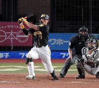 ４回、適時打を放つ阪神・糸井嘉男＝ＺＯＺＯマリンスタジアム（撮影・中田匡峻）