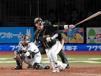 ５回、チャンスで代打出場した阪神・原口文仁は空振り三振＝ＺＯＺＯマリンスタジアム（撮影・中田匡峻）