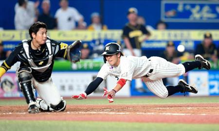 ９回、ロッテ・清田育宏の右前打で本塁へヘッドスライディングするロッテ・鈴木（右）＝ＺＯＺＯマリンスタジアム（撮影・棚橋慶太）