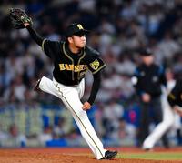４回、ピンチを迎えるも力強く投げ込む高橋遥（撮影・田中太一）