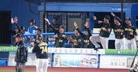 延長１０回、阪神・糸井の勝ち越し打で盛り上がる阪神ベンチ＝ＺＯＺＯマリンスタジアム（撮影・中田匡峻）