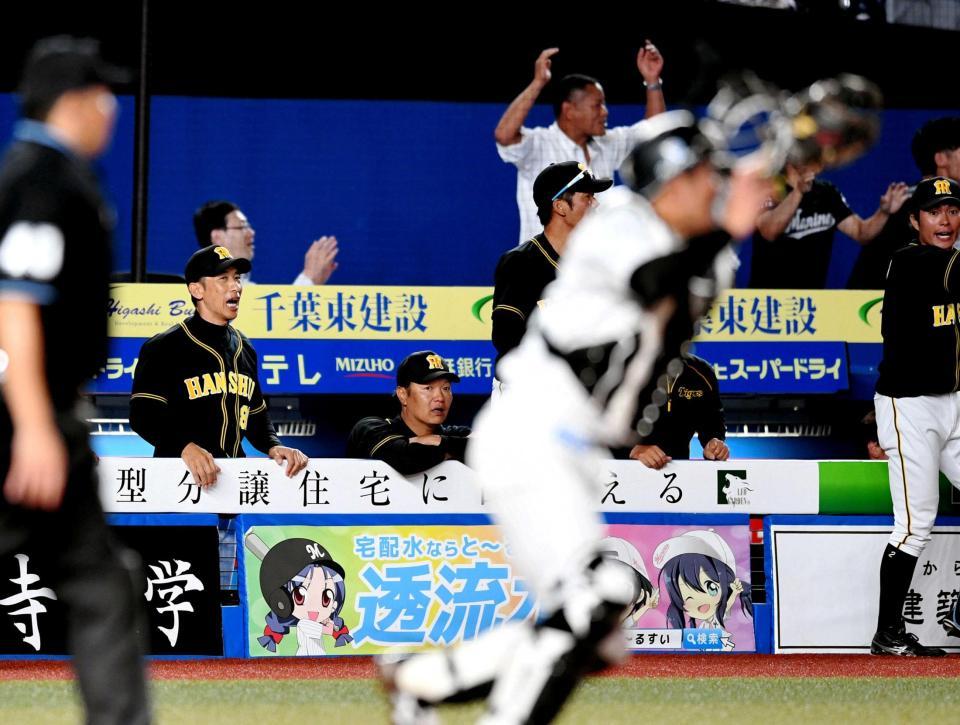 　９回、併殺でゲームセットになり、悔しがる矢野監督（左端）＝撮影・棚橋慶太