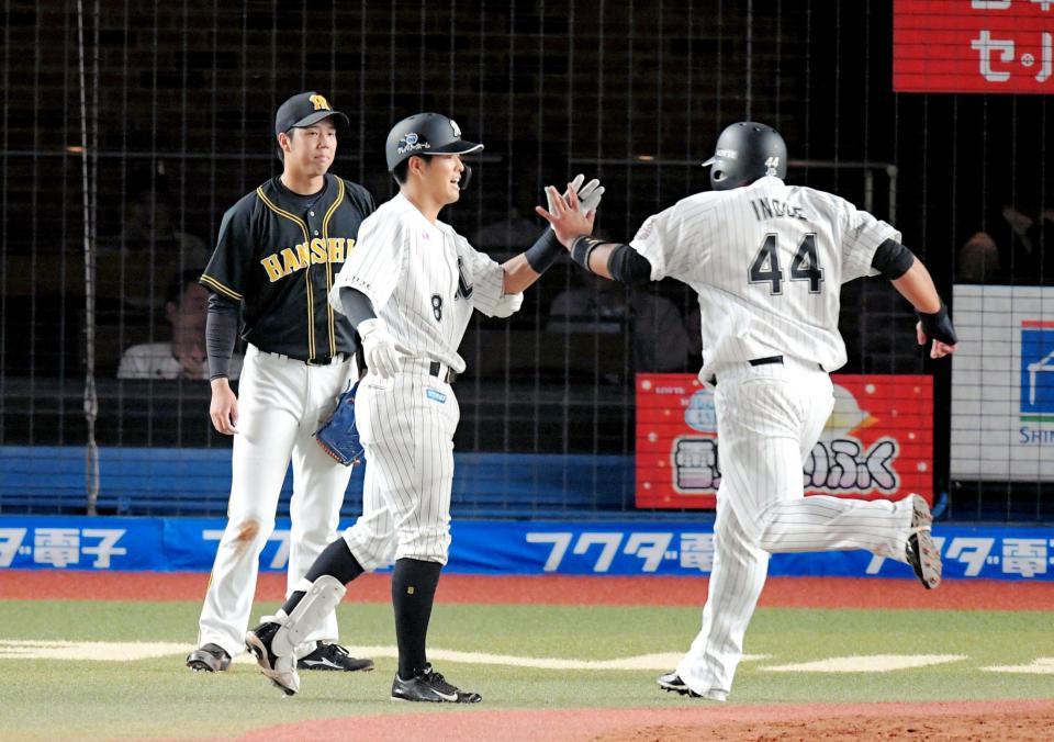 　５回、レアードに適時二塁打を浴び、井上（４４）の生還を許す青柳（左）＝撮影・中田匡峻
