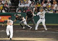 　６回、有原（手前）が暴投し、三走・大山を導く原口（撮影・高部洋祐）