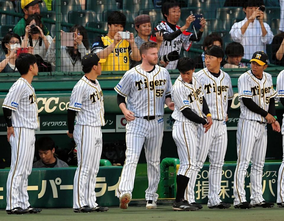 　試合前、５月度阪神タイガース月間ＭＶＰの表彰でベンチ奥から登場するジョンソン（中央）＝撮影・高部洋祐