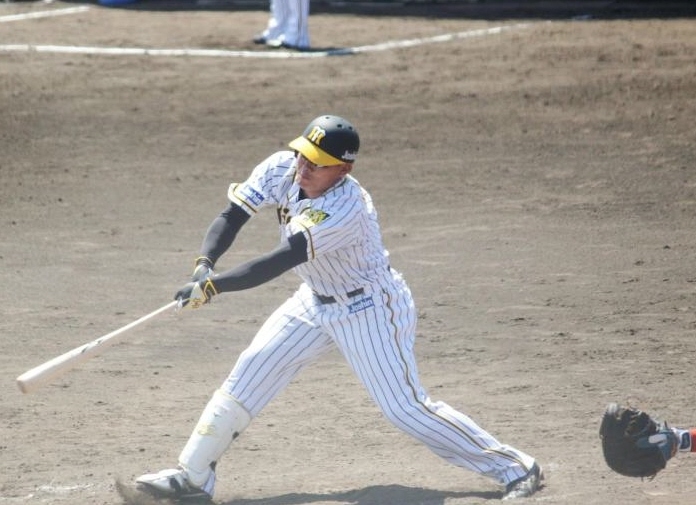 薮田の外角変化球をすくい上げ、左翼線二塁打とした阪神・福留