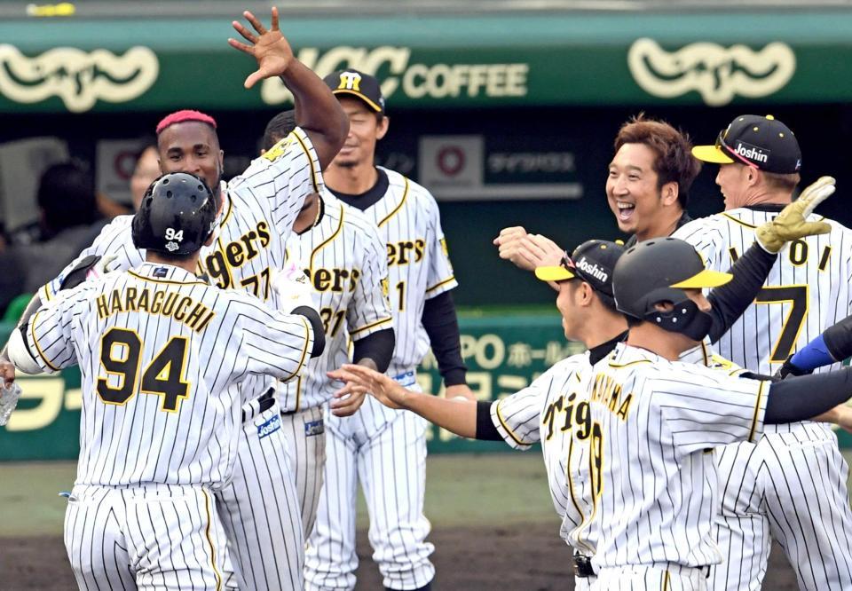 　サヨナラ打を放った原口（９４）を祝福する藤川（右から２人目）