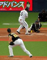 　８回、打者・オリックス・西野真弘のとき、同点に追いつかれる暴投をする藤川（手前）＝京セラドーム