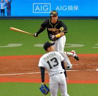 　３回、山岡泰輔から二塁打を放つ木浪聖也