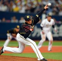 　６回途中から登板し後続を断つ阪神・能見篤史