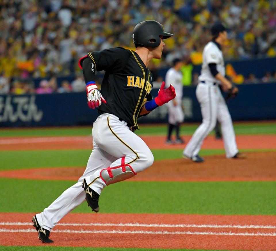 ７回阪神無死、オリックス・田嶋大樹（右奥）からチーム初安打となる中前打を放つ糸原健斗＝京セラドーム大阪（撮影・吉澤敬太）