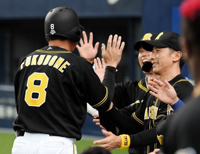 ９回、同点打を放った福留を迎える阪神・矢野燿大監督＝京セラドーム大阪（撮影・田中太一）