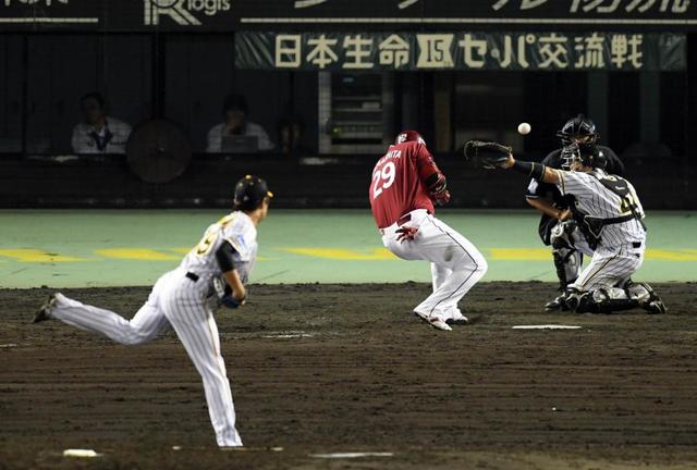 阪神・島本がプロ初の危険球退場　１４５キロが山下の右側頭部を直撃