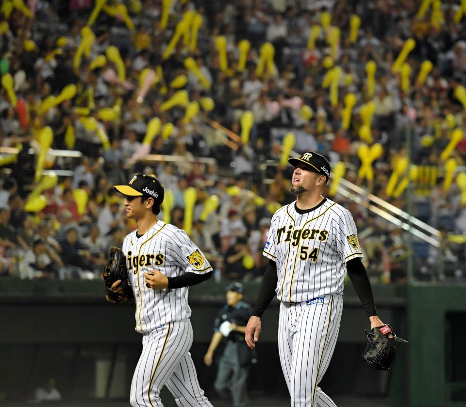 ７回を投げ終え、ベンチに戻るメッセンジャー（右）＝撮影・高部洋祐