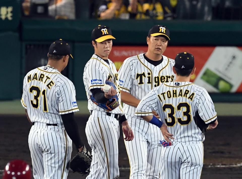 　５回、同点に追いつかれ降板する青柳（左から２人目）＝撮影・山口登