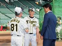 　試合前、侍ジャパン・稲葉篤紀監督（右）、阪神・清水雅治コーチ（左）と談笑する阪神・矢野燿大監督