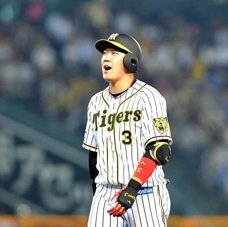 　８回、２死満塁の好機に中飛に倒れ、悔しそうにベンチに戻る大山＝甲子園