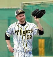 投球を終え、スタンドのファンにグラブを振る阪神　ピアース・ジョンソン＝鳴尾浜（撮影・田中太一）