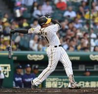 １回２死一塁、左越えに勝ち越し二塁打を放つジェフリー・マルテ＝甲子園（撮影・山口登）