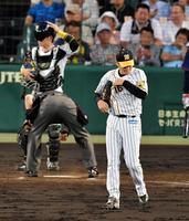 ４回、同点に追いつかれうなだれる阪神・西（撮影・神子素慎一）