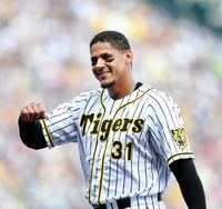 ４回阪神１死二、三塁、左へ逆転２点タイムリーを放った阪神　ジェフリー・マルテはベンチへ向かって笑顔を見せる＝甲子園（撮影・田中太一）