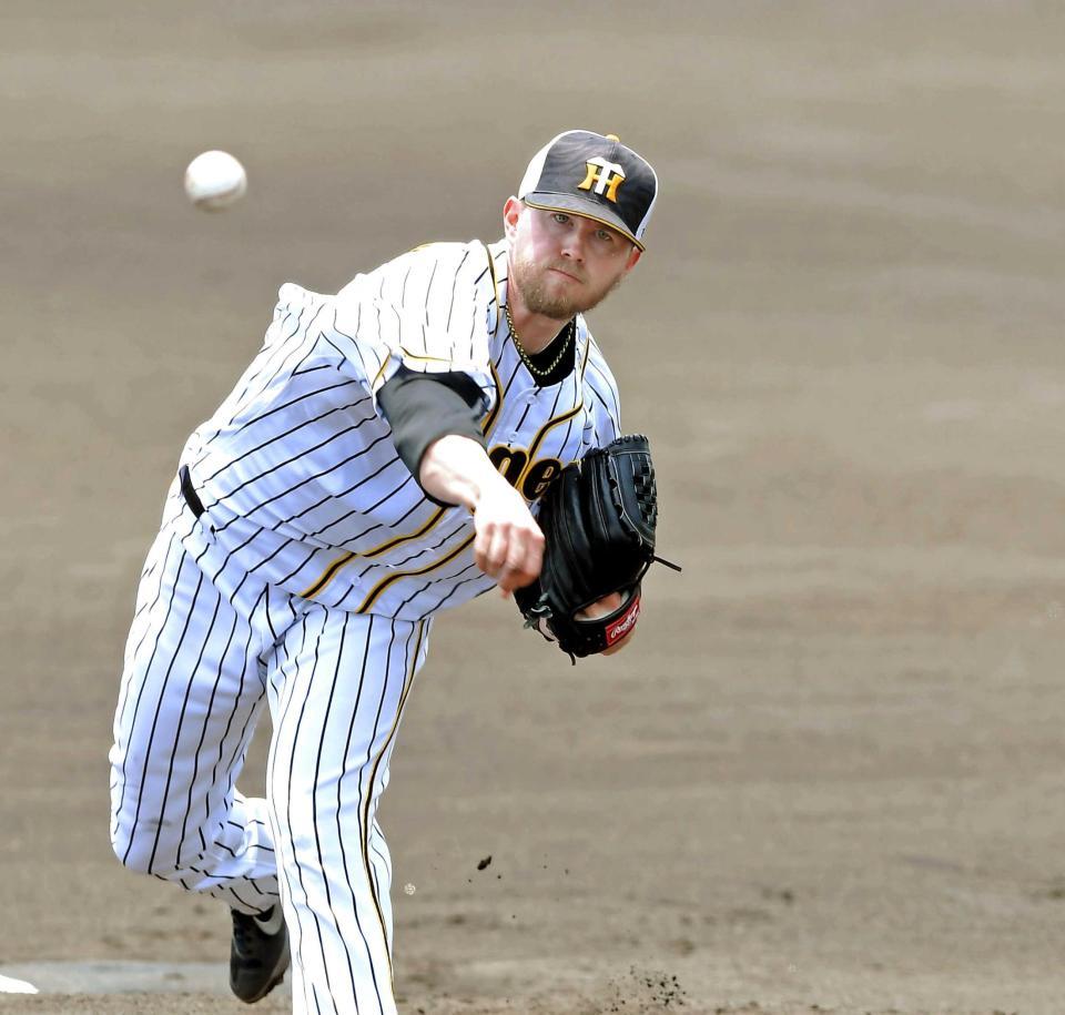 　力強いボールを投げ込むジョンソン