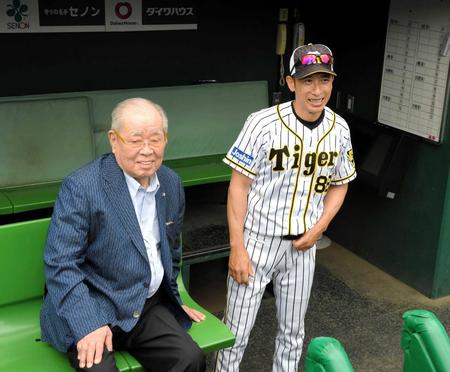 　試合前、談笑する野村克也氏（左）と矢野監督