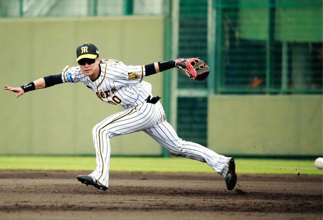 矢野監督の切り札「一塁・上本」 2軍練習試合で人生初体験！無難に