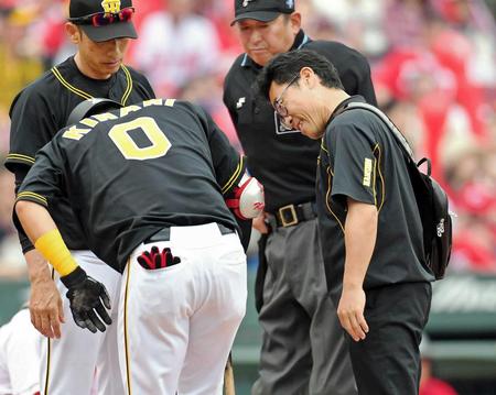 　自打球を当てた木浪（０）に寄り添い話しかける山下幸志トレーナー（右端）＝２日