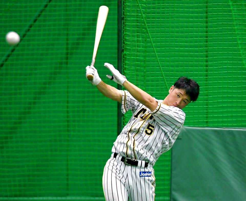 　居残りで打撃練習をする近本