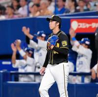 ２回、中日・平田良介に適時打を打たれ、わき上がる中日ベンチを背に肩を落とす阪神・青柳晃洋＝ナゴヤドーム（撮影・高部洋祐）