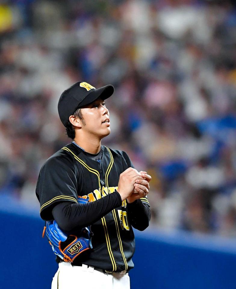 　２回、加藤に先制の２点適時二塁打を許し、肩を落とす青柳（撮影・高部洋祐）