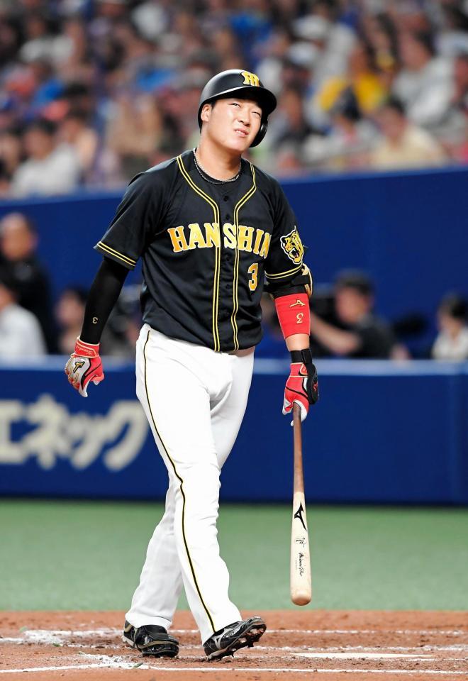 ５回、三振に倒れ悔しがる阪神・大山＝ナゴヤドーム（撮影・高部洋祐）