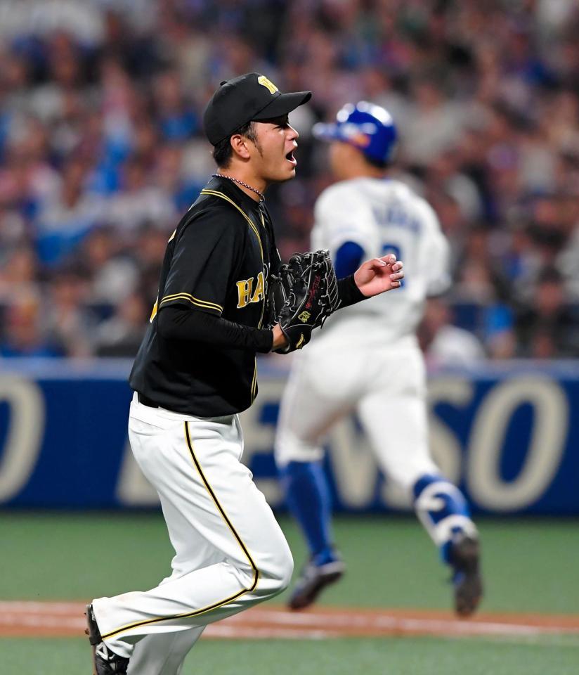 ６回中日２死満塁、中日・高橋周平（奥）を投ゴロに打ち取り、雄叫びを上げる阪神・高橋遥人＝ナゴヤドーム（撮影・高部洋祐）