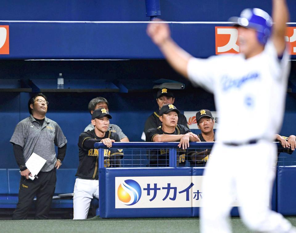 　ベンチでグラウンドを見つめる矢野監督（左から２人目）＝ナゴヤドーム