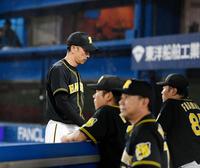 　７回の攻撃も無得点に終わり、投手交代を告げベンチへ戻る矢野監督（撮影・田中太一）