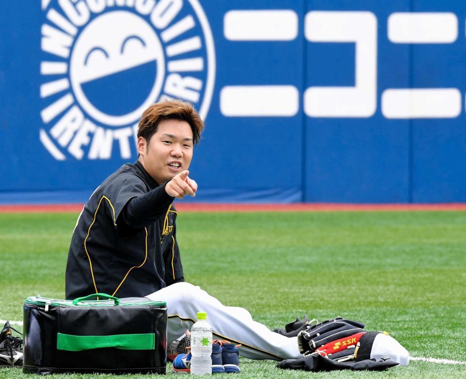 　練習の合間、ひと息入れる西（撮影・田中太一）