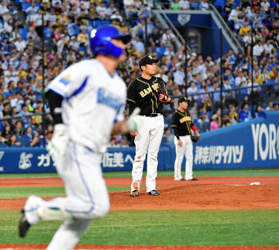 　３回、佐野（手前）に先制ソロを浴びた西（撮影・出月俊成）