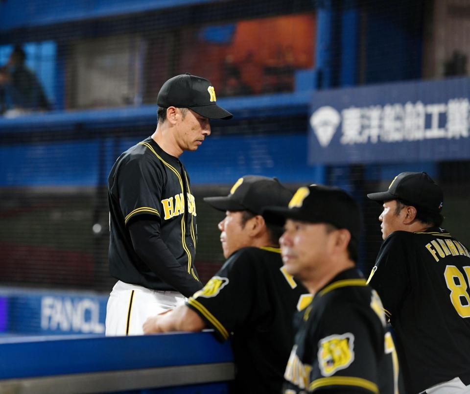 　７回の攻撃も無得点に終わり、投手交代を告げベンチへ戻る矢野監督（撮影・田中太一）