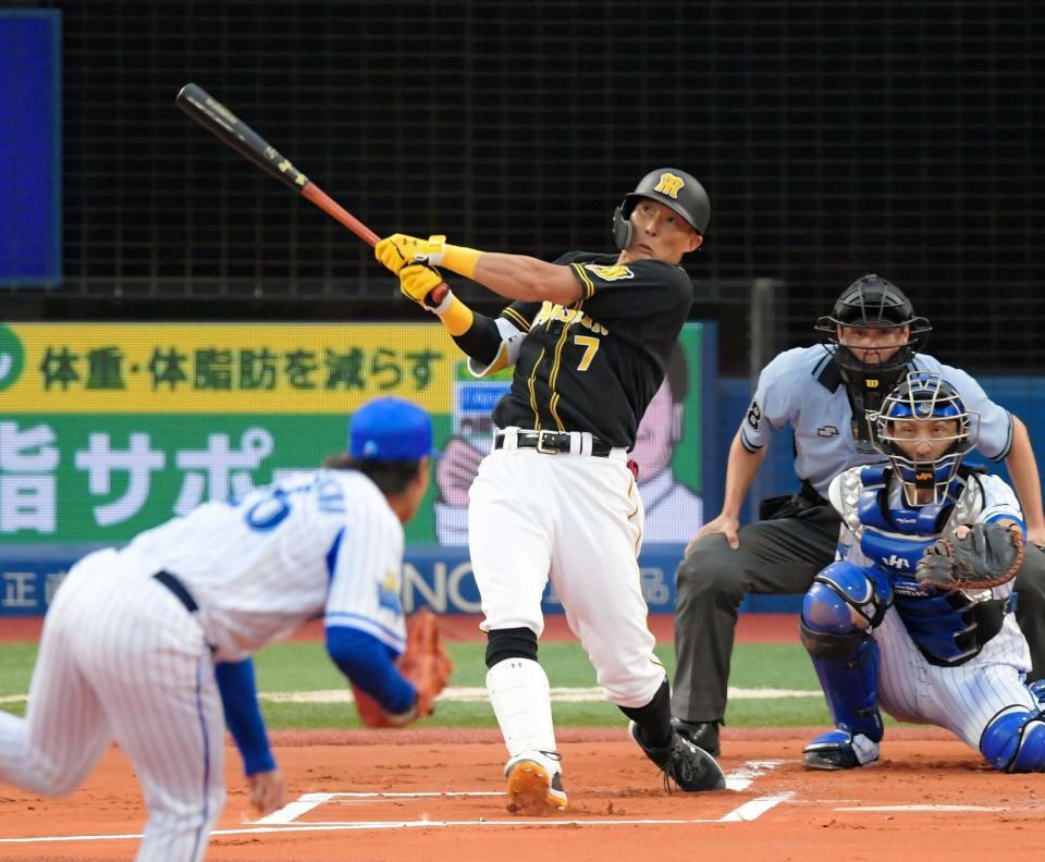 １回、右越えに先制ソロを放つ糸井（投手・浜口、捕手・伊藤）