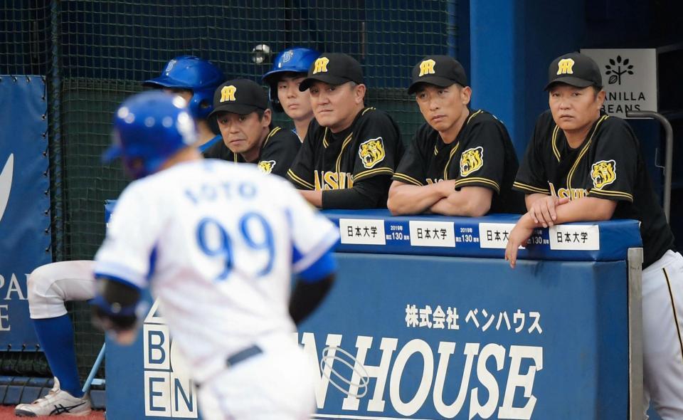 １回、同点ソロを放ったソト（手前）を悔しそうな表情で見つめる（左から）藤本内野守備走塁コーチ、清水ヘッドコーチ、矢野監督、福原投手コーチ