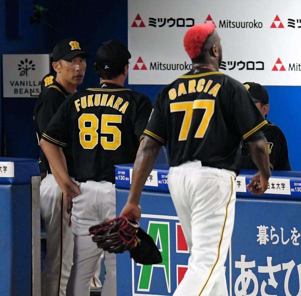 ６回を投げ終えベンチに戻るガルシア（７７）を横目に福原投手コーチ（８５）と話をする矢野監督