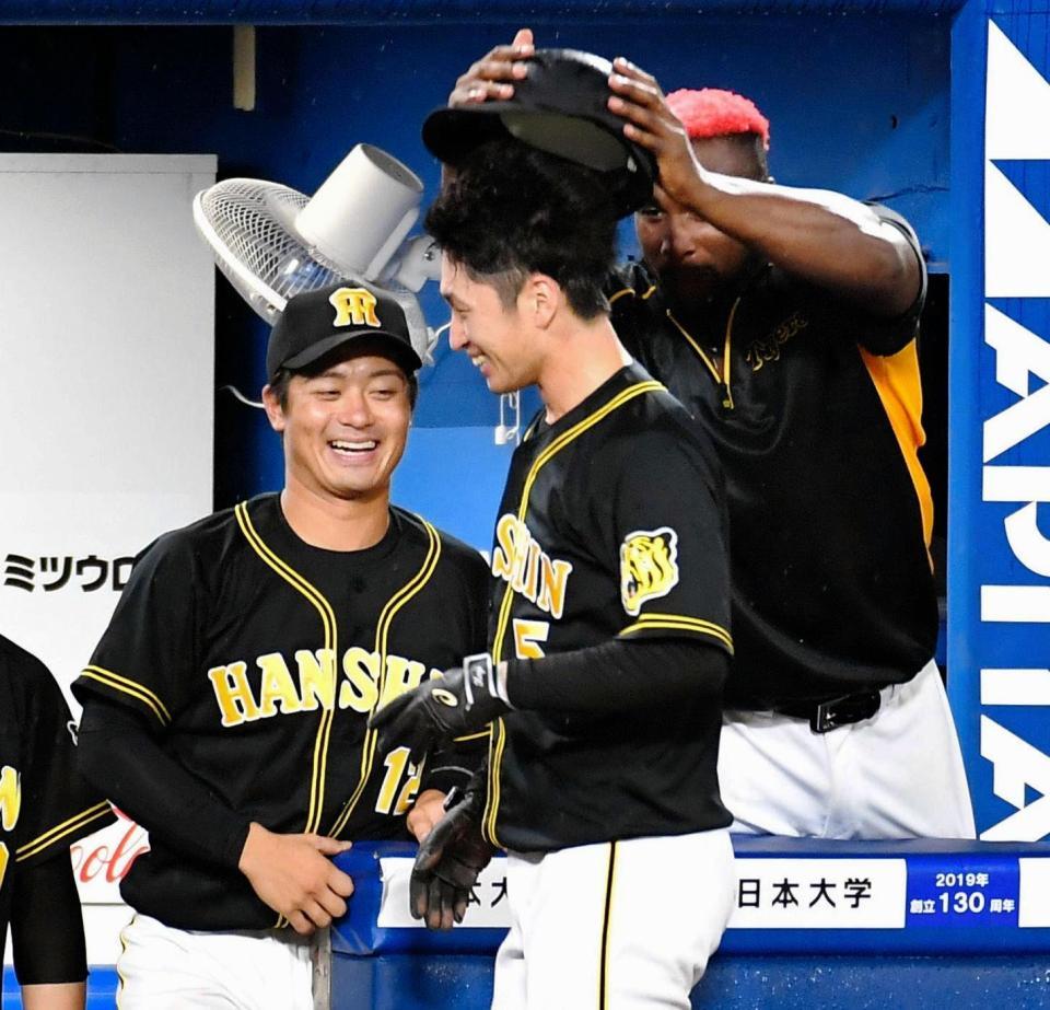 延長１１回、勝ち越しの生還にガルシア（右）にヘルメットをとられる近本