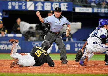 ３回阪神２死二塁、アウトと判定されるが必死のアピールで生還が認められた阪神・近本光司＝横浜（撮影・出月俊成）