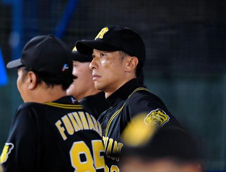 ６回、苦しい試合展開を見つめる阪神・矢野燿大監督＝横浜スタジアム（撮影・田中太一）