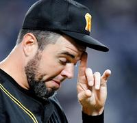 ３回に勝ち越しを許したメッセンジャーは汗を指で払いながらベンチへ戻る（撮影・田中太一）