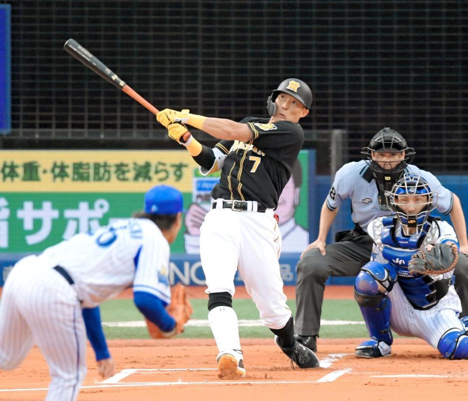 　１回、浜口（手前左）から右越えに先制ソロを放つ糸井（撮影・中田匡峻）